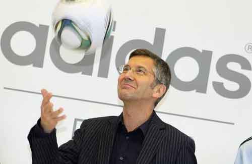 阿迪达斯鞋厂已在德国用机器人造鞋 中国不减产